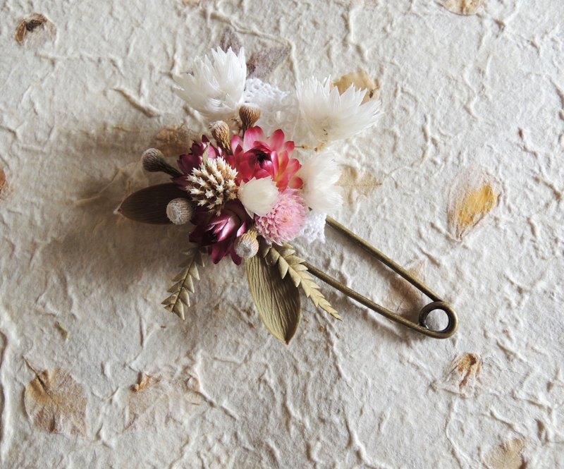 微甜‧圈 古典 森林系 白蘿丹斯菊 粉麥桿菊 蕾絲 乾燥花 胸針 / 別針 大胸針 / 大別針 / 大胸花 / 婚禮胸花 - 胸針 - 植物.花 紅色