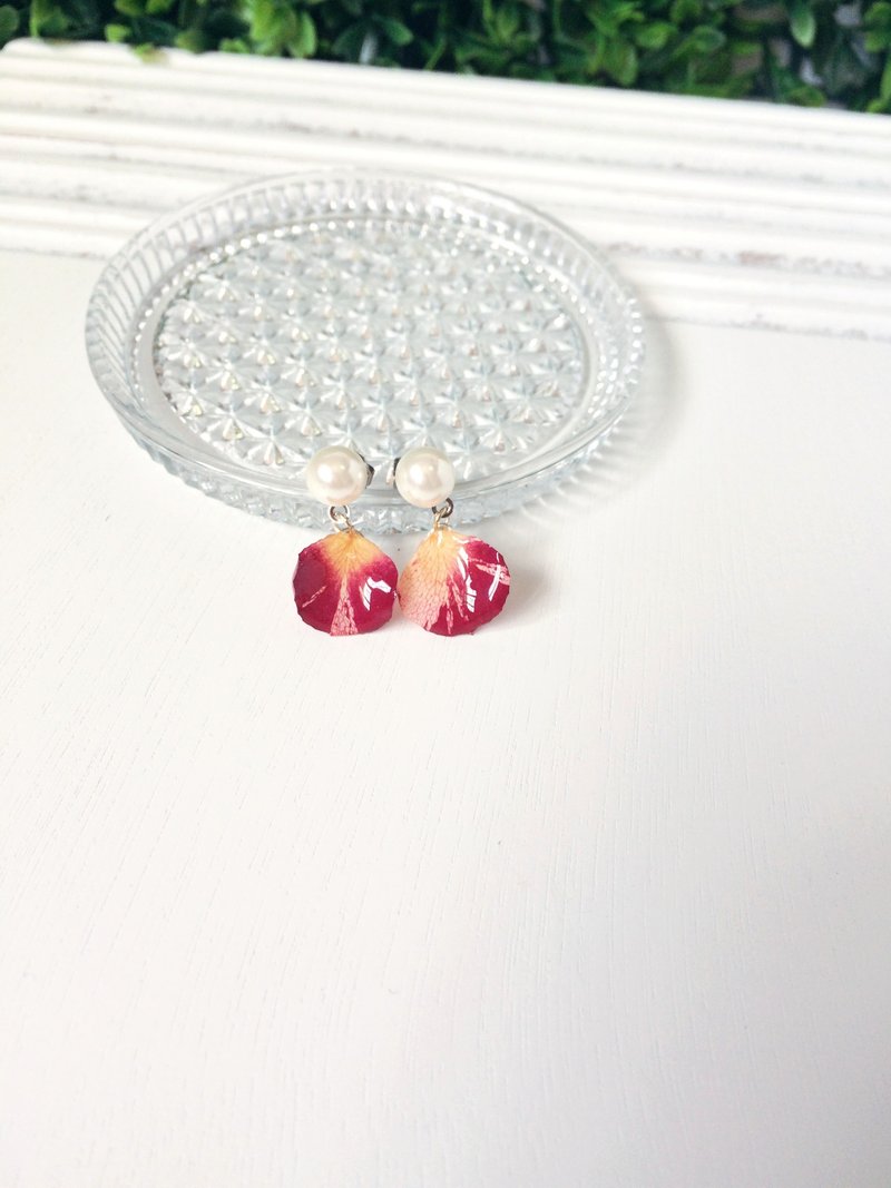 *Haku‧Neko*marbled red roses real flower pearl pendant earrings