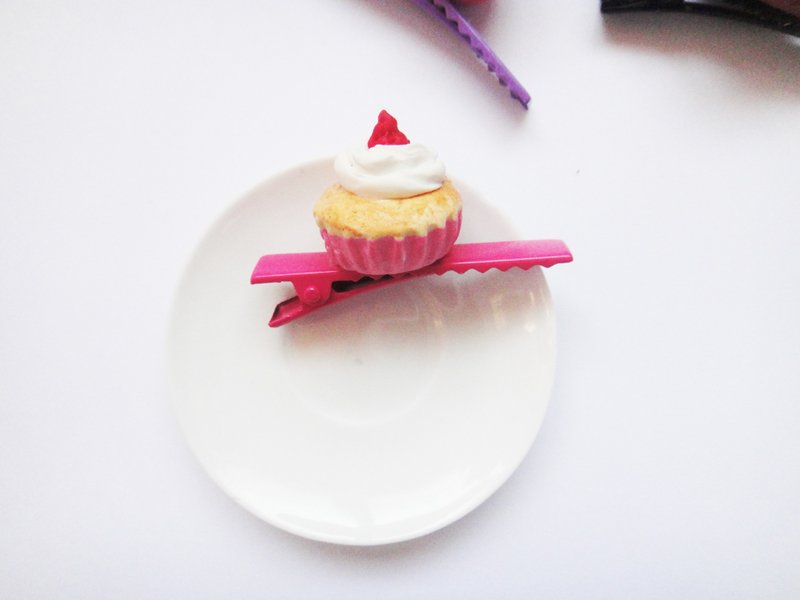 Cupcake pin 3.