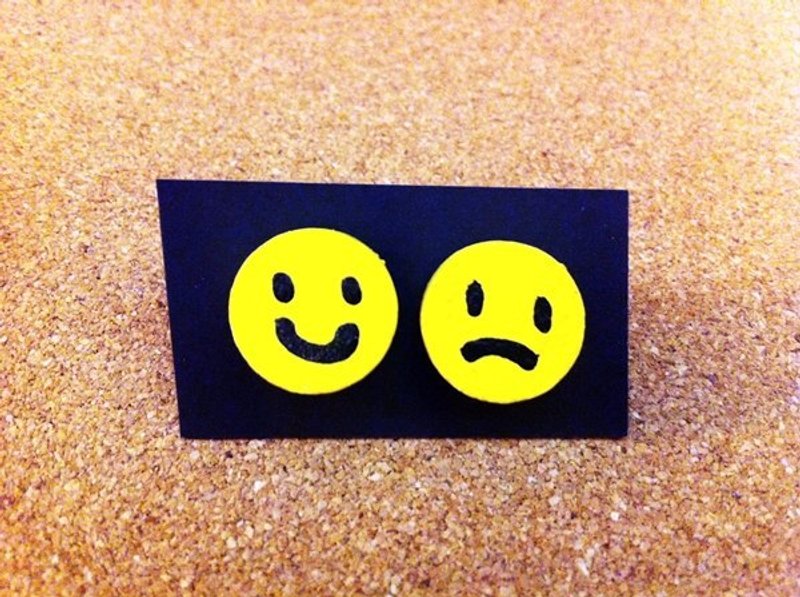 手繪木頭耳針-開心 / 傷心 - 耳環/耳夾/耳骨夾 - 木頭 黃色