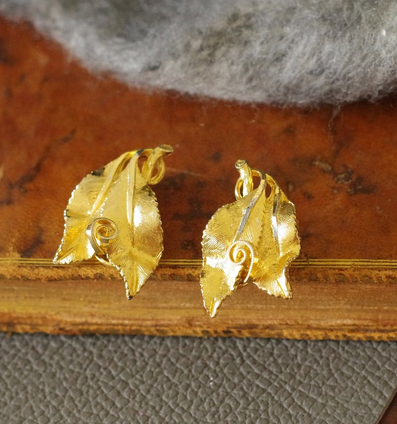 老又好古董珠寶 BSK金色葉片夾式耳環  C1004 - 耳環/耳夾/耳骨夾 - 其他金屬 金色