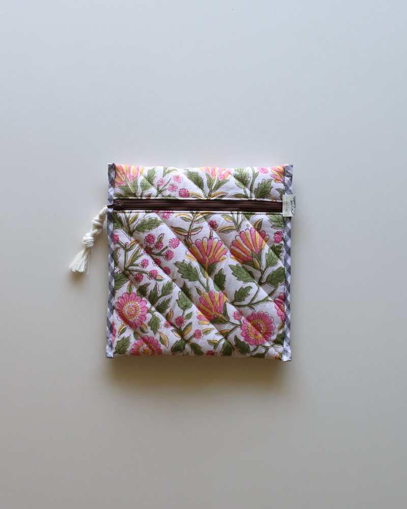Block quilt Book Sleeve. /Passion flower - 化妝包/收納袋 - 棉.麻 多色