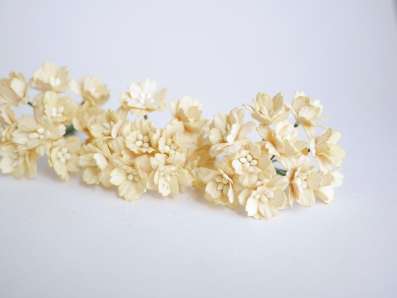 Paper flower, Wedding, 50 pcs. cherry blossom supplies, 2 cm. egg yellow color. - 木工/竹藝/紙雕 - 紙 黃色