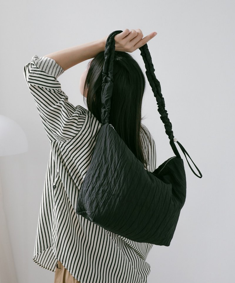 supportingrole 輕盈柔和抽繩元素多用手提斜肩背包 黑 - 側背包/斜背包 - 其他人造纖維 黑色