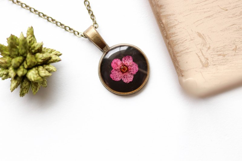 Plum (Red, BG-Black) – Necklace 14 mm.