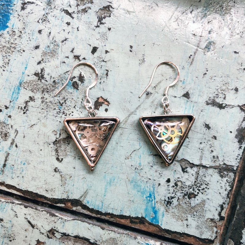 Frozen Time | Triangle Shell Earrings