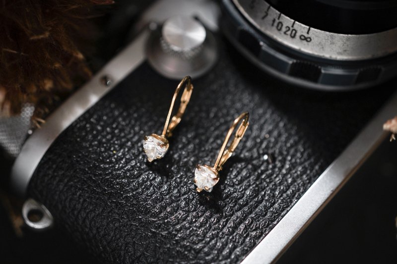 【古董飾品/西洋老件】VINTAGE氣質迷你心型萊茵石針式古著耳環 - 耳環/耳夾/耳骨夾 - 其他金屬 金色