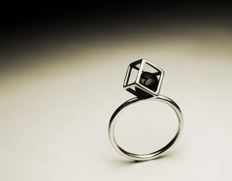 Small black agate square solid frame ring