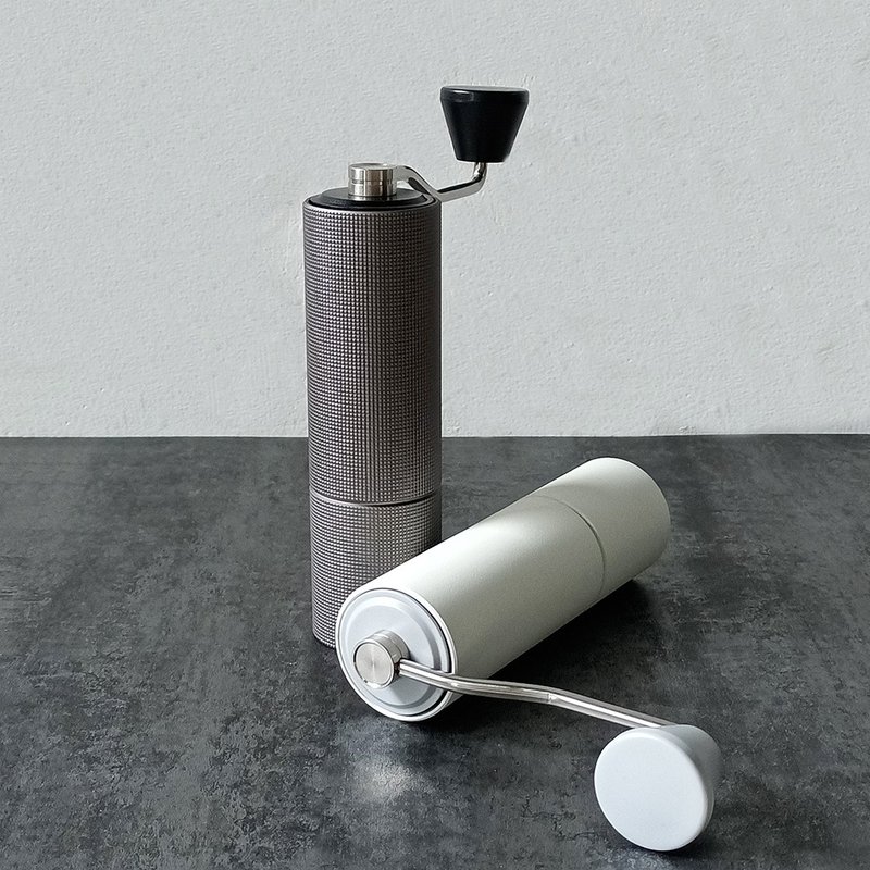 TIMEMORE泰摩 栗子C2 MAX手搖磨豆機(加大容量) –啞光白/格紋黑 - 咖啡壺/手沖壺 - 不鏽鋼 黑色