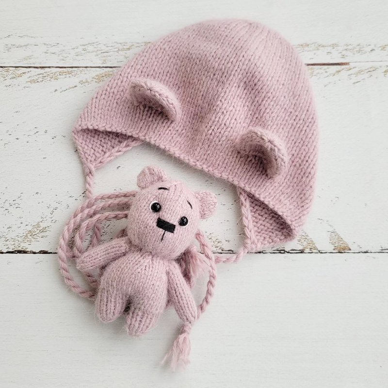 Newborn Pale Pink Bear bonnet and stuffed toy, Knitted baby photo prop - 嬰兒手鍊/飾品 - 羊毛 粉紅色