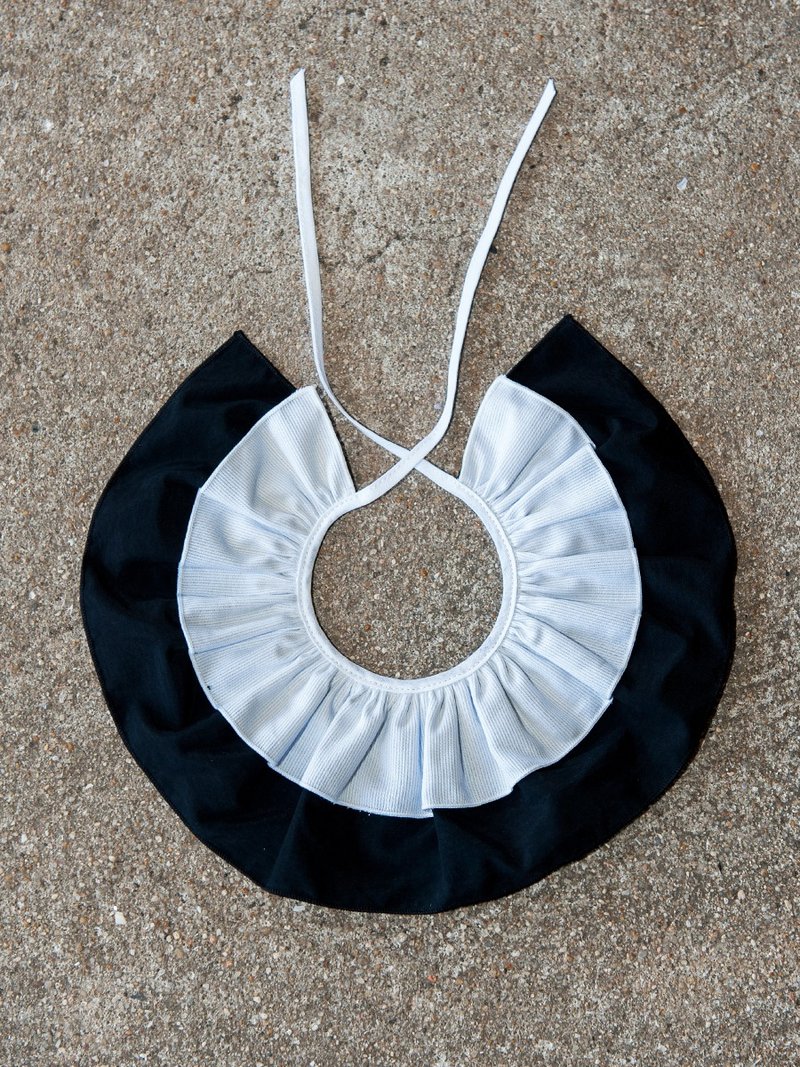 RUFFLED COLLAR IN BLACK