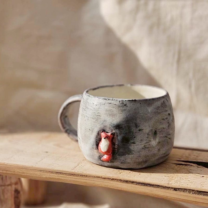 狐狸寶寶 窩窩杯 手作陶瓷馬克杯 - 咖啡杯/馬克杯 - 陶 白色