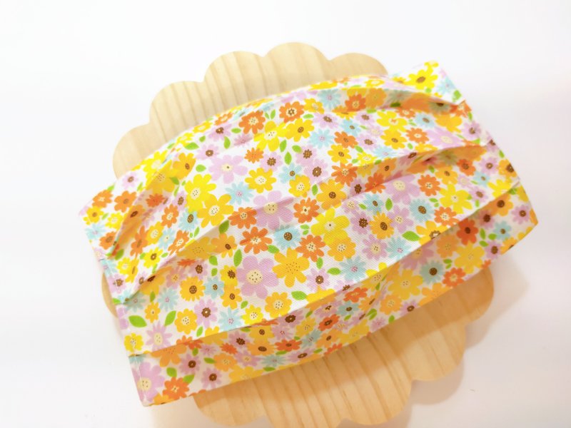 黃色小花叢口罩套/布口罩 - 口罩/口罩收納套 - 棉.麻