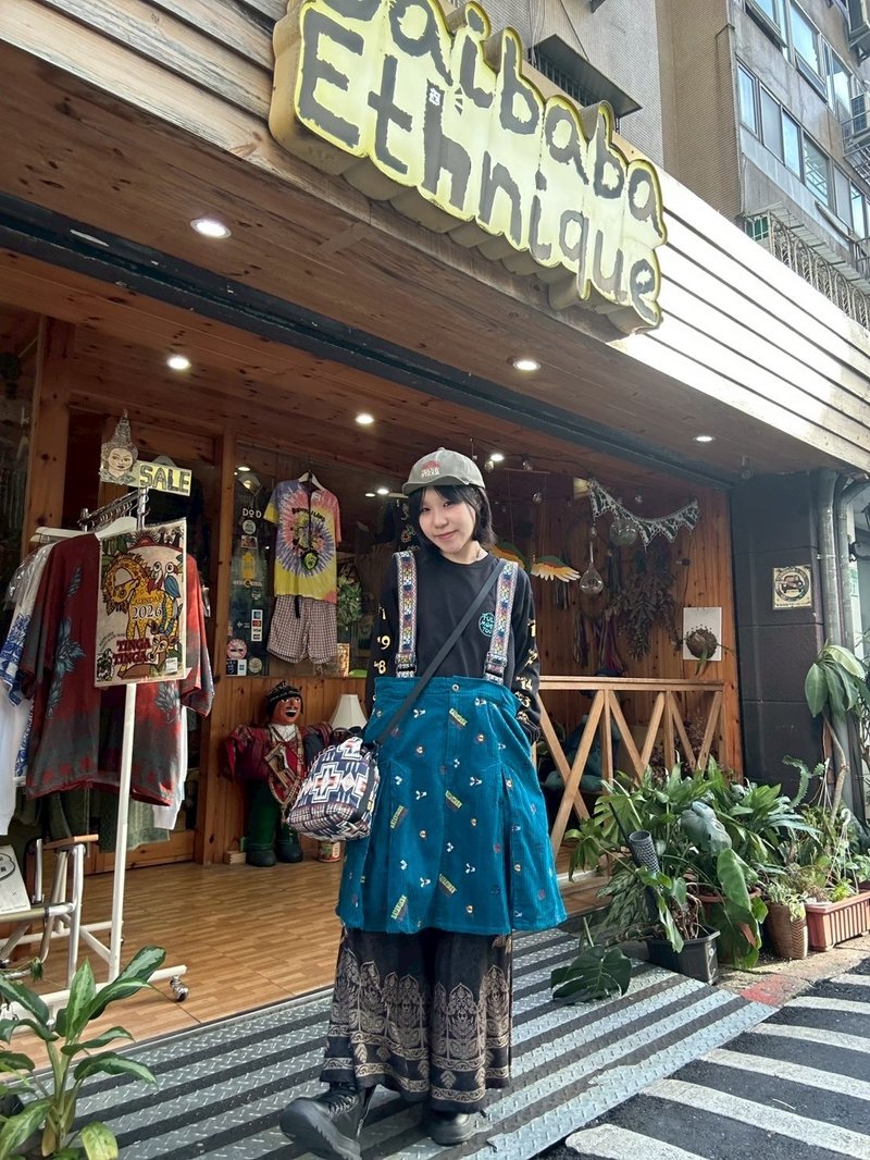 【熱門預購】燈心絨刺繡吊帶裙(3色) ILL-5305 - 洋裝/連身裙 - 棉.麻