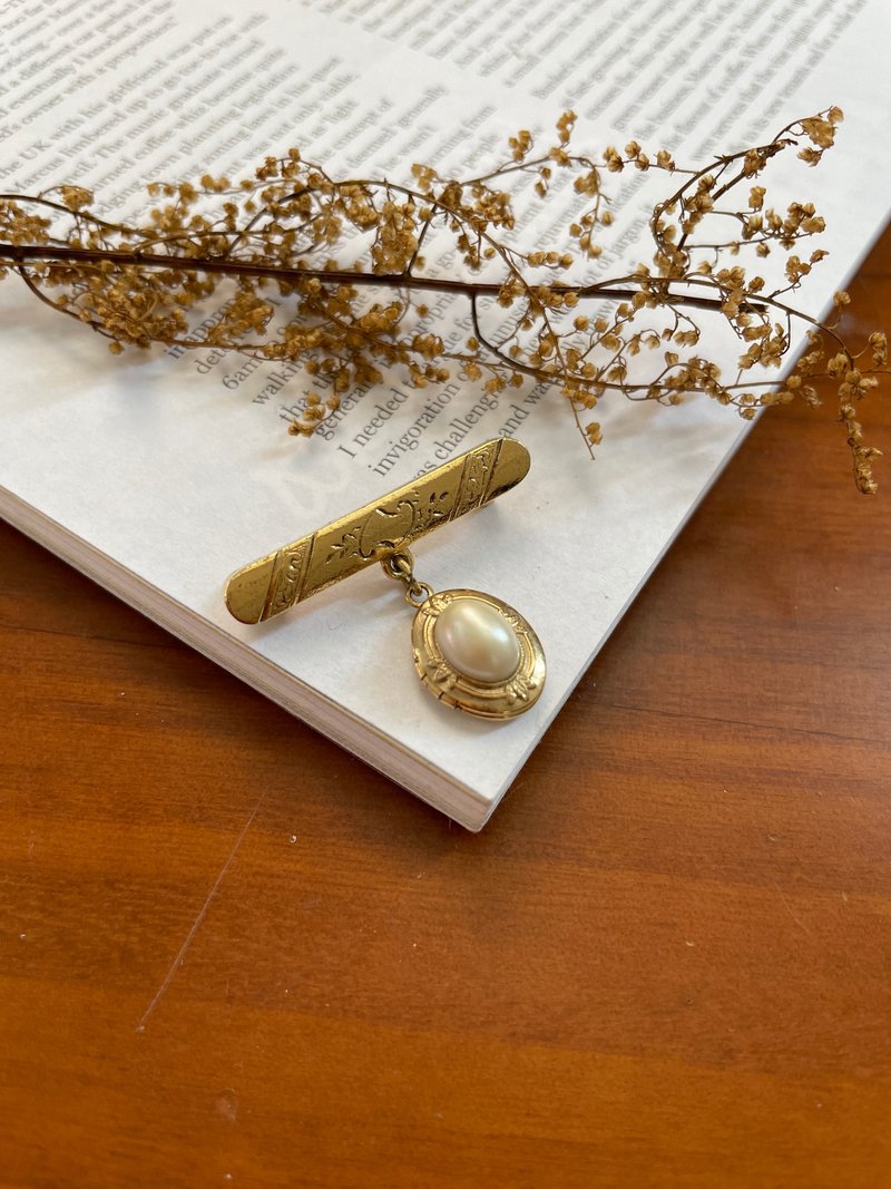老又好古董珠寶 Vintage 金色雕花珍珠照片相片垂墜別針 b597 - 胸針 - 其他金屬 金色