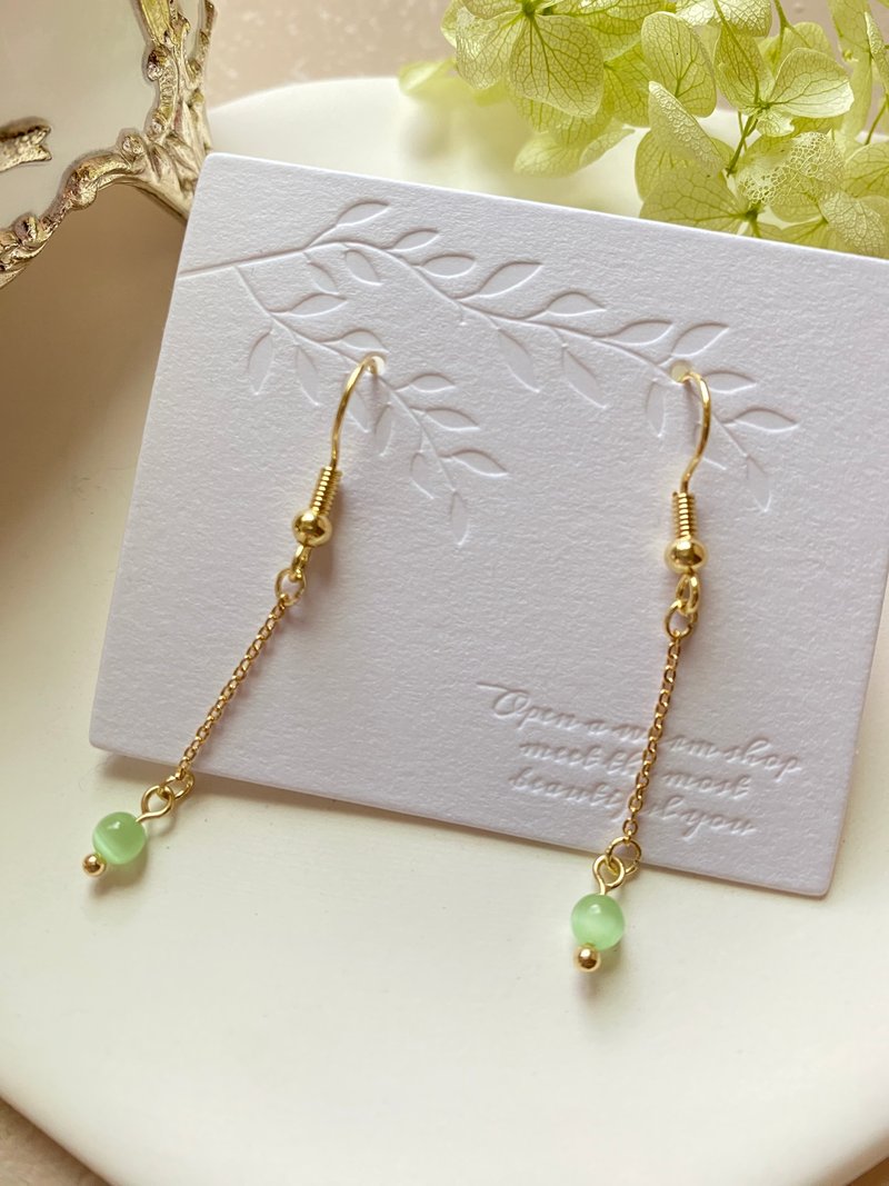 【 Kimiko手作飾品】淺綠色貓眼石長細鍊耳環 - 耳環/耳夾/耳骨夾 - 石頭 綠色