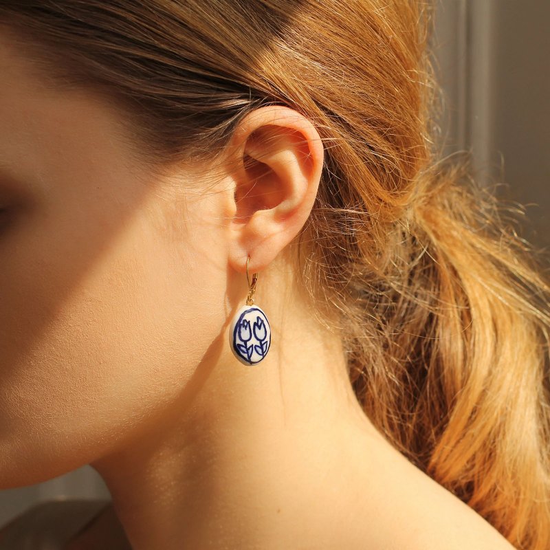 橢圓藍色鬱金香耳環 - 耳環/耳夾/耳骨夾 - 瓷 多色