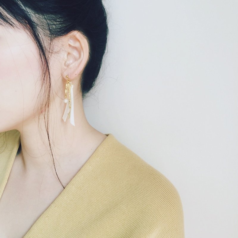 Marygo﹝立體層次緞帶星星﹞金色耳環 - 耳環/耳夾/耳骨夾 - 其他金屬 白色