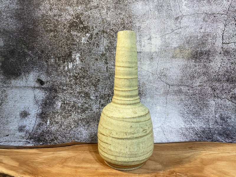 Tall vase - 花瓶/花器 - 陶