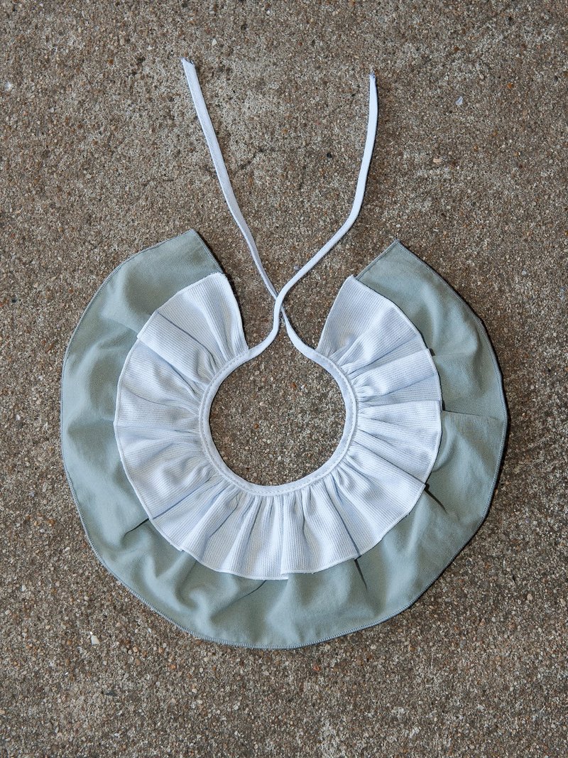 RUFFLED COLLAR IN GREY