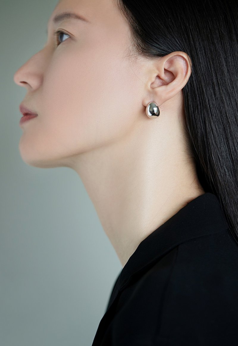 大銀豆耳釘 未時S925銀通體純銀水滴極簡約百搭氣質知性女耳飾品 - 耳環/耳夾/耳骨夾 - 銀 銀色