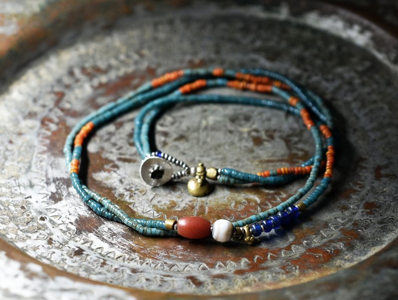 シャン族ヴィンテージカーネリアンと古代瑪瑙、ピーコックブルーとオレンジシードビーズ、アンティークブルービーズ、oldオリッサブラスの華奢な2連ネックレス - 項鍊 - 玻璃 藍色