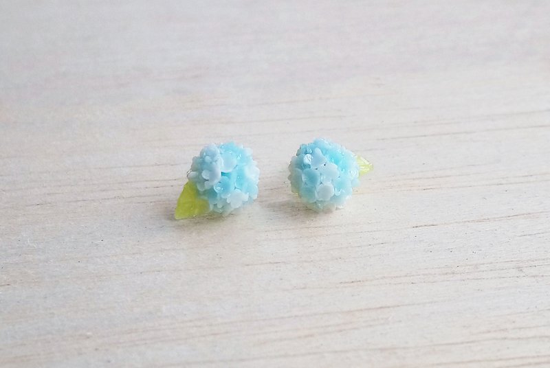 Blue and white two-color hydrangea sterling silver earrings / ear clips