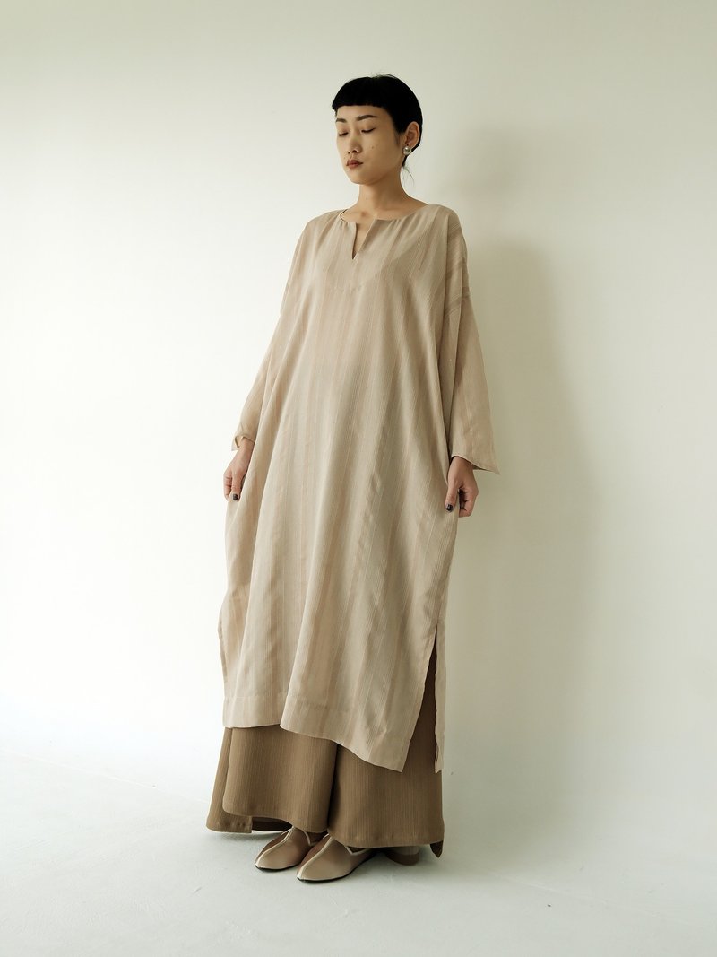 川 衣 WEAR BEING  連肩翅膀袖型蠶絲洋裝  米膚條紋 - 洋裝/連身裙 - 絲.絹 卡其色