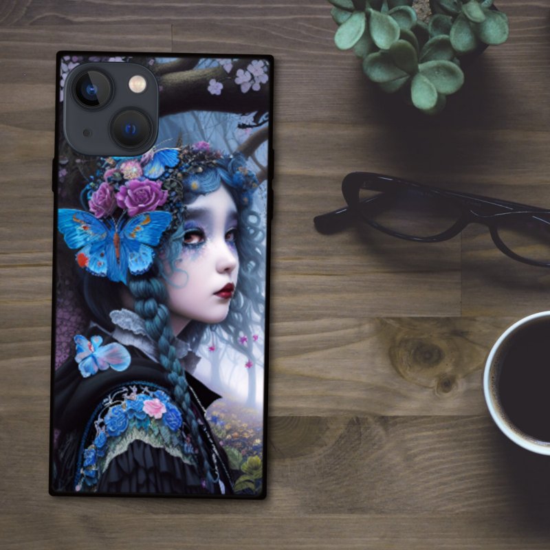 ダークなゴシック調で神秘を感じるきらびやかな森の中の魔女と花や蝶 スクエア型スマホケース【強化ガラス仕上げ】iPhone16 対応 - 手機殼/手機套 - 塑膠 多色