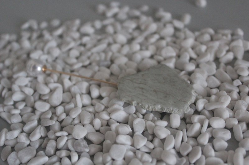 志02- natural stone stone carving material original stone cutting hand-carved green tea brooch needle