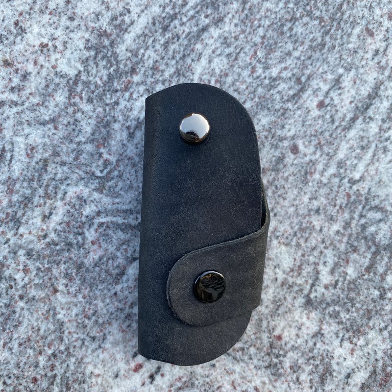 Chih Wei專屬賣場 經典磨砂植鞣牛皮汽車遙控器鑰匙包-磨砂黑 - 鑰匙圈/鑰匙包 - 真皮 黑色