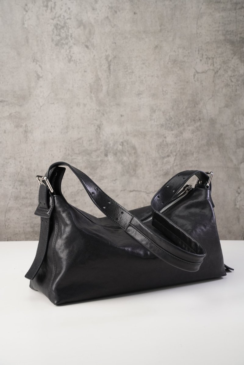 法國小眾設計 法棍包 黑色植鞣牛皮 BELTED BAGUETTE包 - 側背包/斜背包 - 真皮