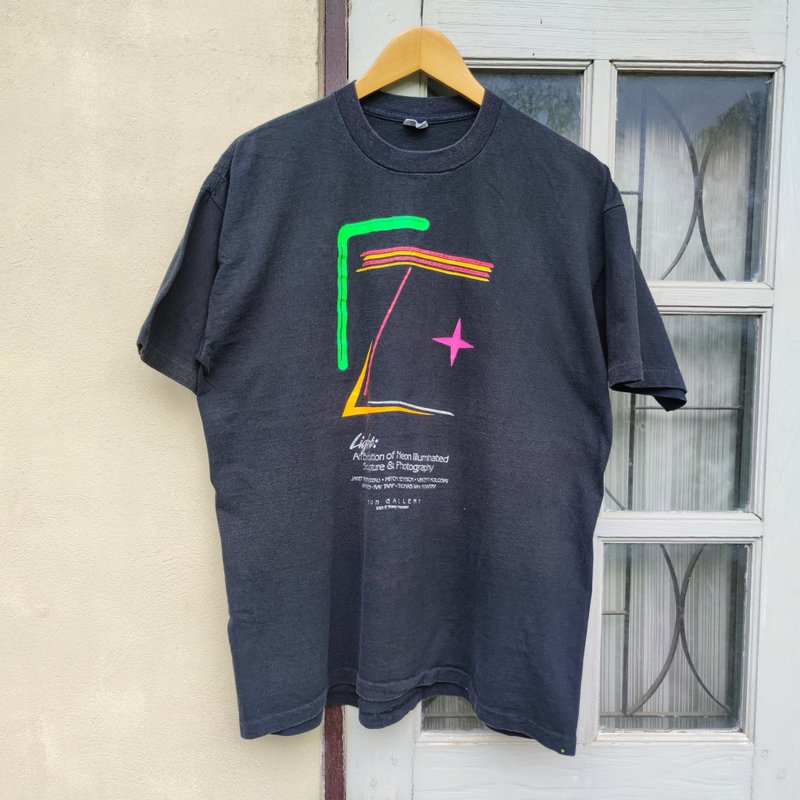 Vintage 90s Light An Exhibition of Neon Illuminated Sculpture & Photography Tee - 男 T 恤 - 棉.麻 黑色