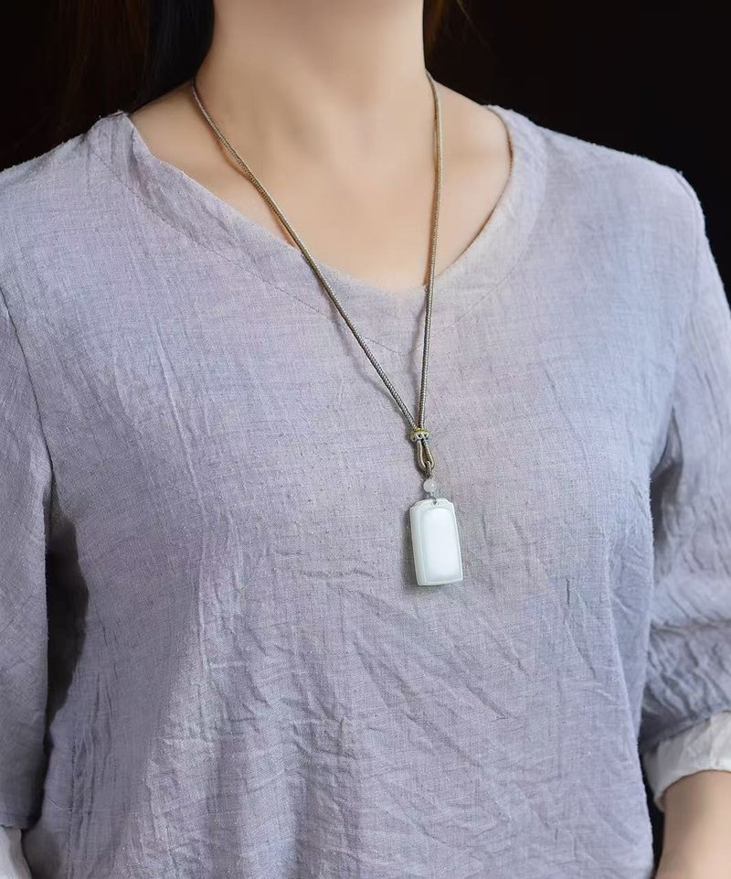 和田玉羊脂無事牌吊墜 寓意吉祥如意 雕工精緻 上身簡單大方 - 吊飾/掛飾 - 水晶