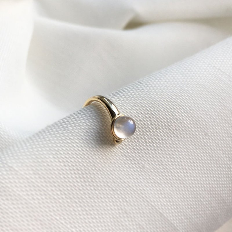 Moonstone Ear Cuff Earrings - 耳環/耳夾/耳骨夾 - 寶石 透明