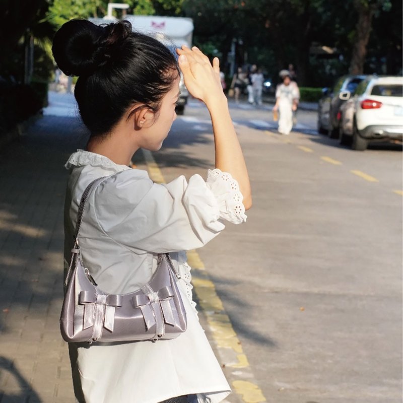 甜美可愛絲光緞面蝴蝶結單肩斜跨包小眾設計感禮物 - 側背包/斜背包 - 其他材質