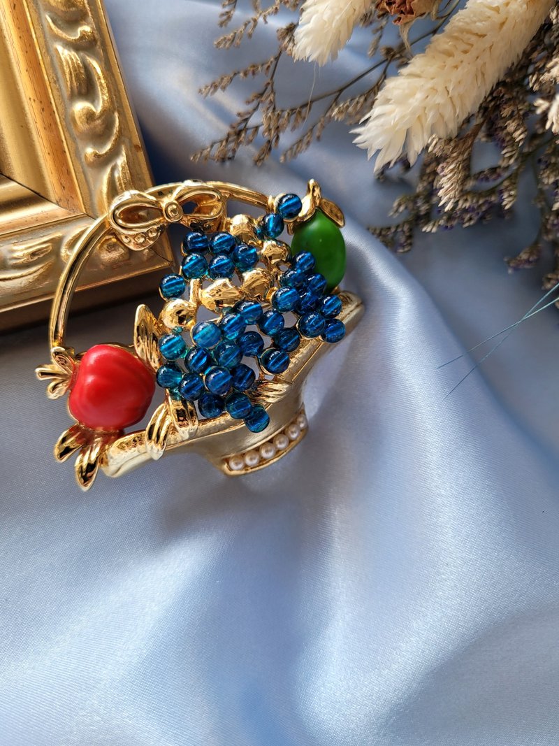 美國西洋古董飾品 / 藍色果凍葡萄串紅蘋果金色水果籃大型胸針 - 胸針 - 其他材質