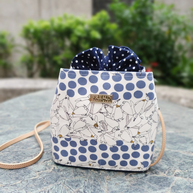 藍點企鵝真皮背帶小小水桶包 - 側背包/斜背包 - 棉.麻 藍色