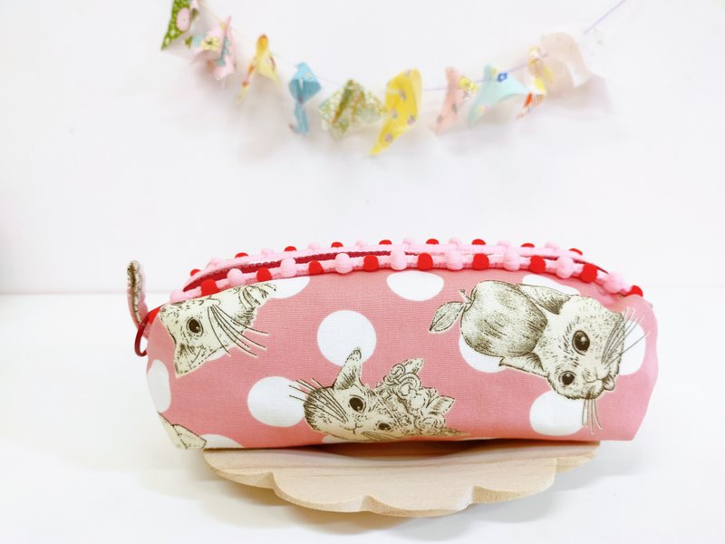 蘋果貓咪胖胖包化妝包收納包筆袋 - 化妝包/收納袋 - 棉.麻