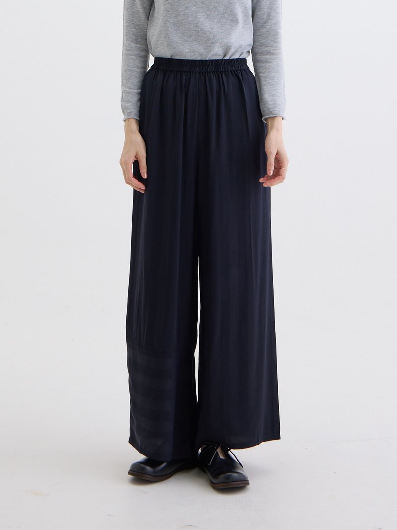 霧林條紋涼風寬褲-石黑條 - 女長褲 - 其他人造纖維 黑色