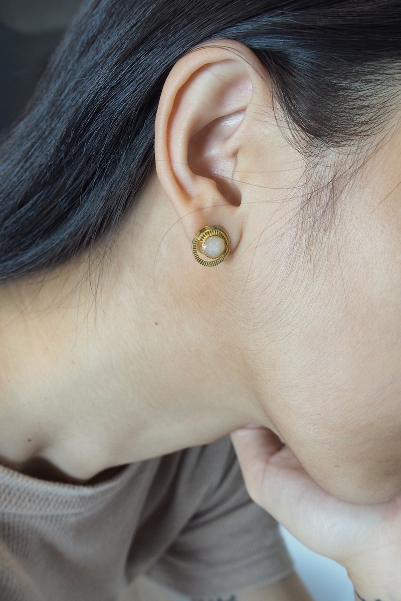 Moon Halo Stud  Earrings, Sterling Silver Earrings, Moon Earrings. - 耳環/耳夾/耳骨夾 - 純銀 金色