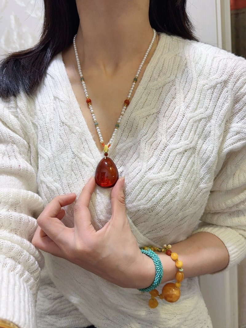 天然血珀水滴吊墜 顏色紅潤 圓潤飽滿 意境美 無雜裂 - 吊飾/掛飾 - 水晶