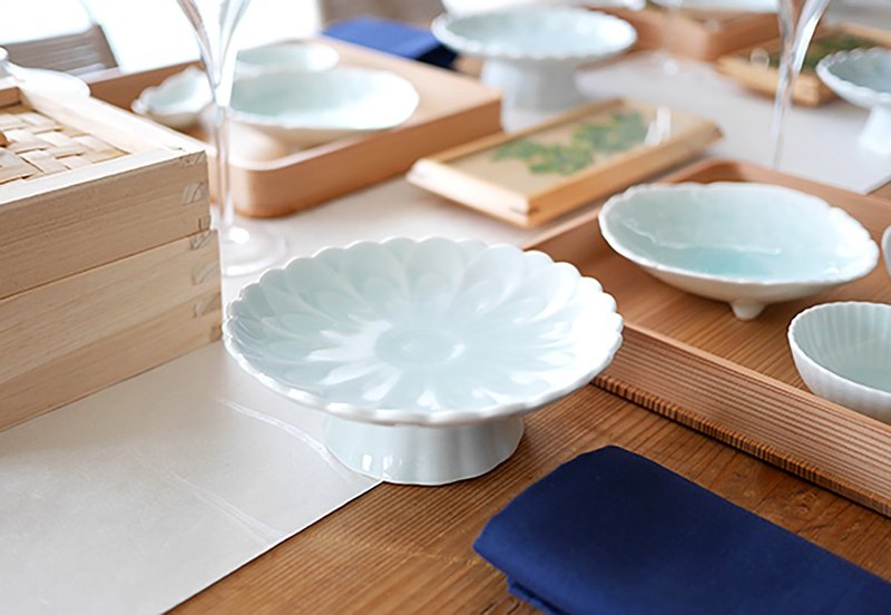 有田燒 青白瓷菊型高腳餐盤/已終止 - 盤子/餐盤/盤架 - 瓷