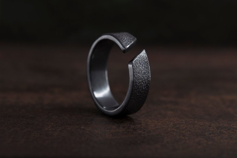 炭墨黑 革紋 純銀戒指 Emboss Texture Ring - 戒指 - 純銀 黑色
