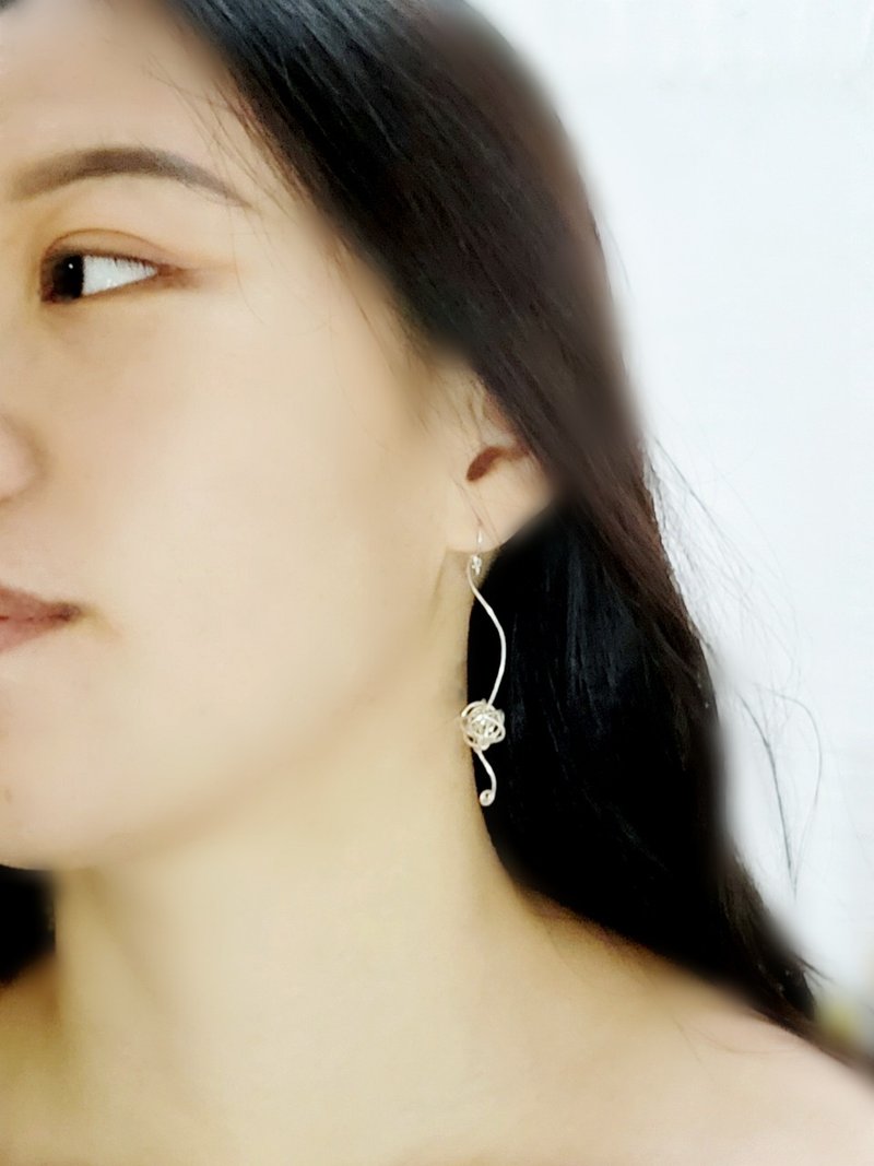 捲毛球/純銀耳環 - 耳環/耳夾/耳骨夾 - 銀 銀色