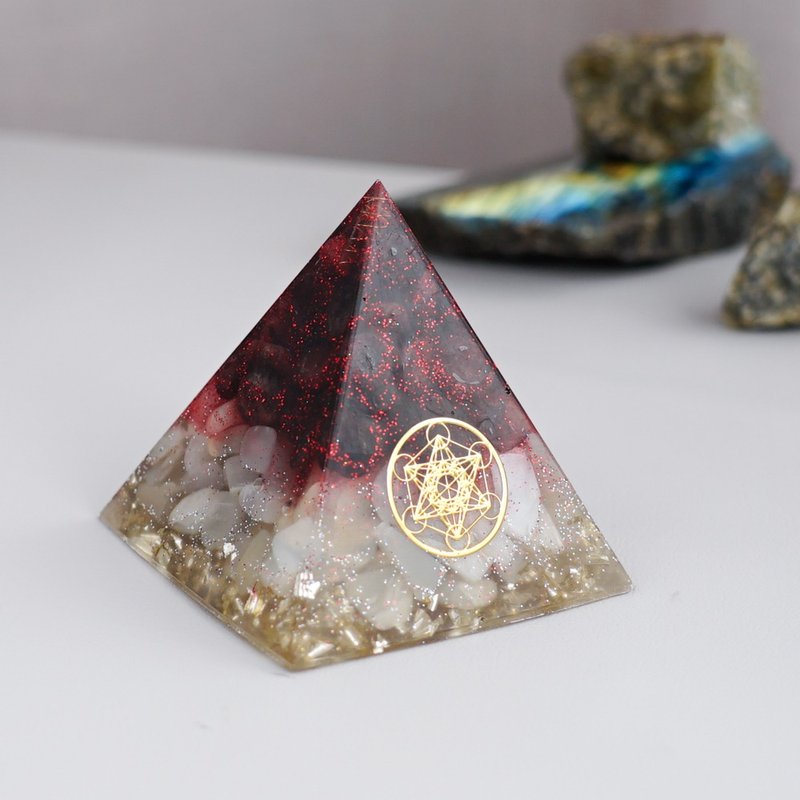 預訂【石榴石、月亮石】奧根水晶能量金字塔Orgonite 6x6 cm - 擺飾/家飾品 - 水晶 多色