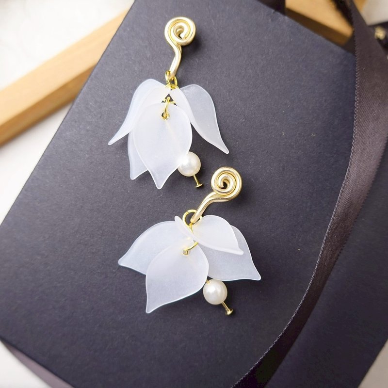 霧瓣輕舞 無痛耳夾 / 白 - 耳環/耳夾/耳骨夾 - 其他金屬