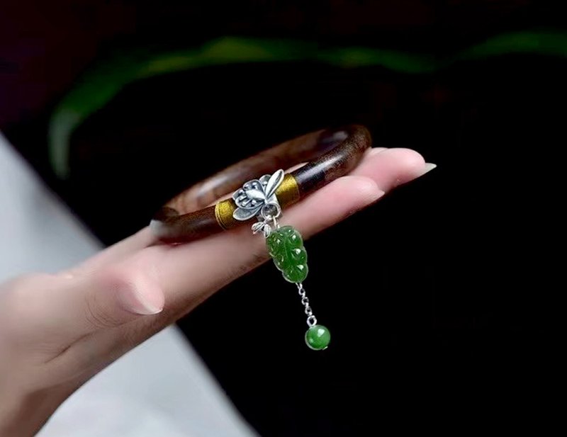 精品天然沉香手鐲 配和田碧玉葉子 925復古銀飾搭 手鐲內徑可客製 - 手鍊/手環 - 木頭