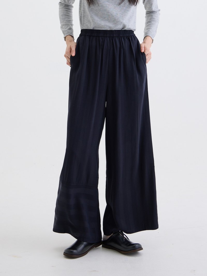 霧林條紋涼風寬褲-石黑條 - 女長褲 - 其他人造纖維 黑色