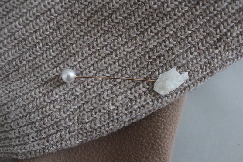 Yu 02-natural stone stone carving material original stone cutting hand-carved white brooch needle